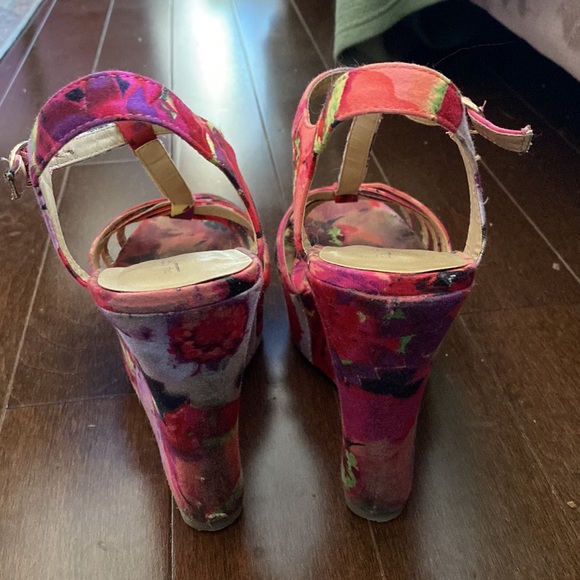 Call It Spring Chunky 90s Floral Wedge Platform Sandals - Picture 4 of 11